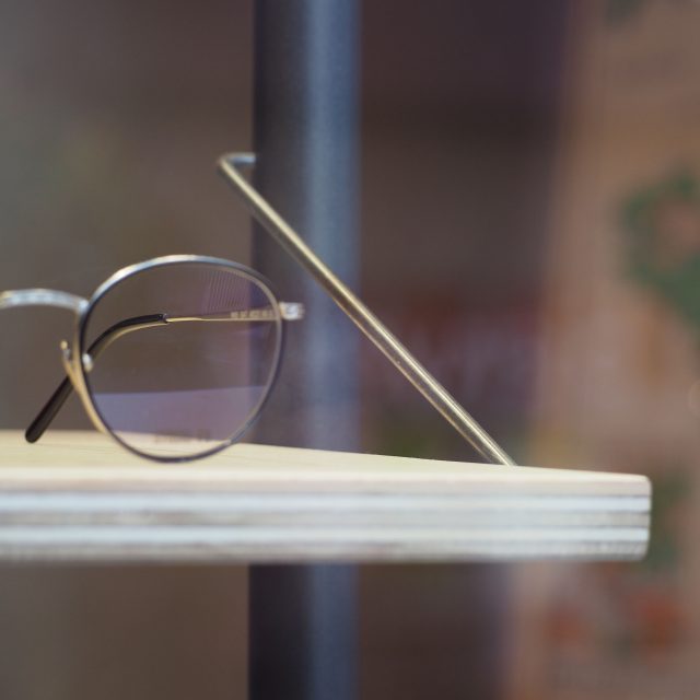 Comme Un Trait architecte d'intérieur LE MANS SARTHE Pays de la Loire aménagement intérieur magasin d'optique opticien lunettes Forbo Marmoleum CP bouleau peuplier structure acier plafond acoustique knauf fibre de bois support lunettes vitrine