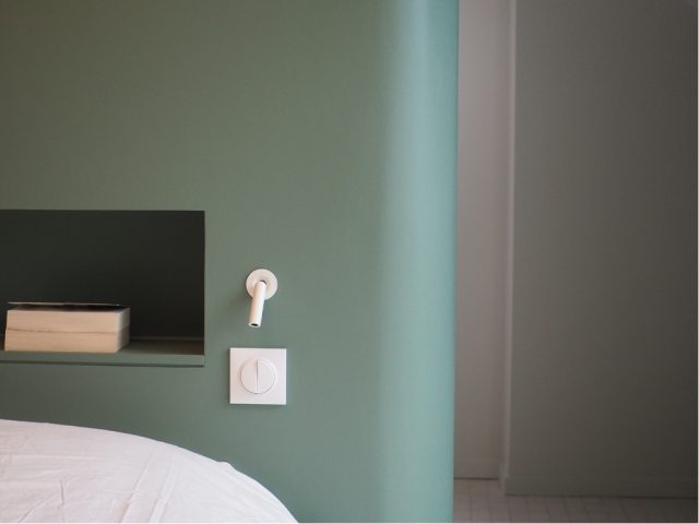 Comme Un Trait architecte d'intérieur LE MANS SARTHE Pays de la Loire aménagement intérieur suite parentale tête de lit vert d'eau parquet blanc carreau de céramique Winckelmans aménagement rangement en renchaussement