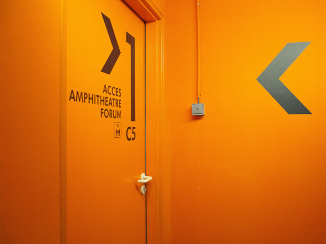 Communication graphique orientation parking orange