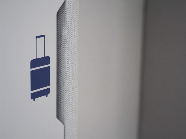 Comme Un Trait architecte d'intérieur LE MANS SARTHE Pays de la Loire aménagement d'un accueil banque d'accueil détail sol caoutchouc GIE SESAM VITALE agencement menuiserie intérieur détail poignée signalétique