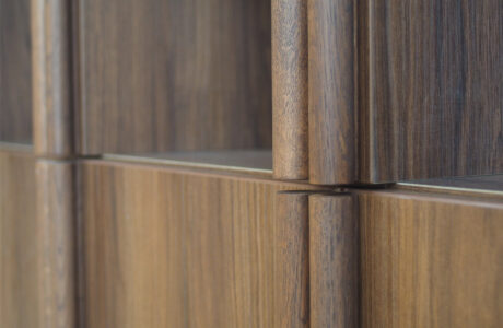 Comme Un Trait architecte d'intérieur LE MANS SARTHE Pays de la Loire aménagement intérieur cuisine salon séjour pièce à vivre, ilot central, placage bois, plafond rose clair, Plan de travail , crédence en Krion, trappe technique sur plan de travail pour prise, détail prise de main cylindre bois, bibliothèque, escalier rose, spot PROLICHT INVADER ON, façade placard courbe