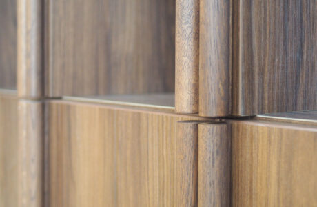 Comme Un Trait architecte d'intérieur LE MANS SARTHE Pays de la Loire aménagement intérieur cuisine salon séjour pièce à vivre, ilot central, placage bois, plafond rose clair, Plan de travail , crédence en Krion, trappe technique sur plan de travail pour prise, détail prise de main cylindre bois, bibliothèque, escalier rose, spot PROLICHT INVADER ON, façade placard courbe