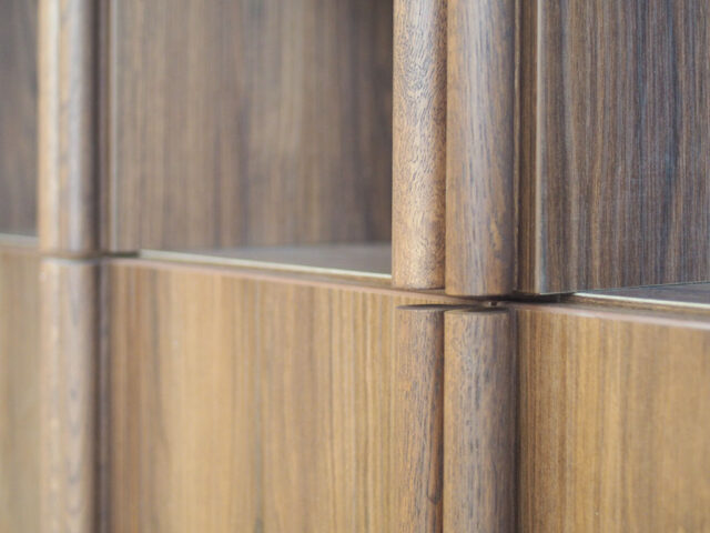 Comme Un Trait architecte d'intérieur LE MANS SARTHE Pays de la Loire aménagement intérieur cuisine salon séjour pièce à vivre, ilot central, placage bois, plafond rose clair, Plan de travail , crédence en Krion, trappe technique sur plan de travail pour prise, détail prise de main cylindre bois, bibliothèque, escalier rose, spot PROLICHT INVADER ON, façade placard courbe