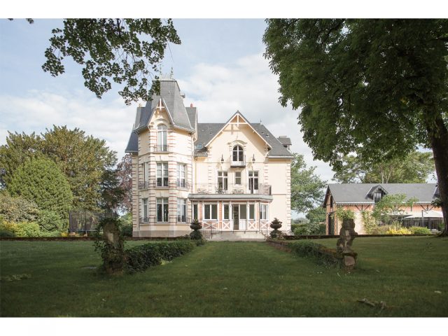 Comme Un Trait Architecture réhabilitation d'une bâtisse Anglo Normande habitation maîtrise d'ouvrage Yvré l'Evêque Sarthe l'Huisne Sarthoise particulier brique menuiserie bois lambrequin