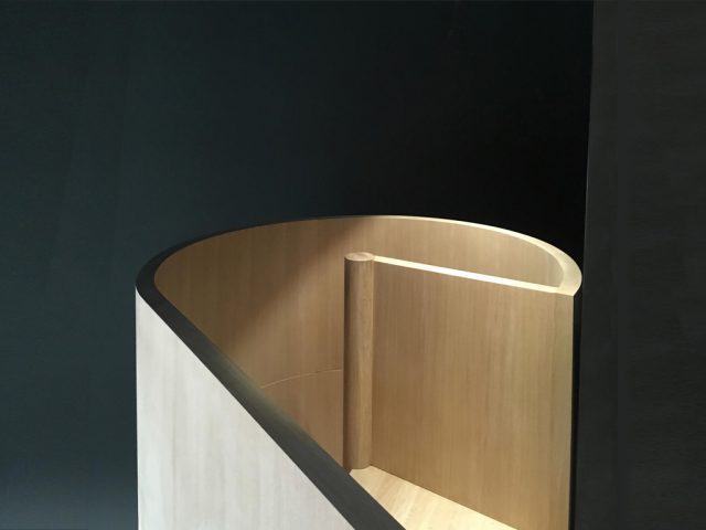 Aménagement d'un show room et de bureaux au Mans Linconyl sol béton surfacé détail escalier hélicoïdal