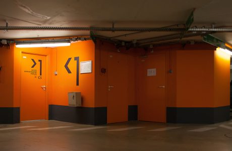 Comme Un Trait architecte Le Mans communication graphique dans un espace de stationnement