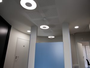 Comme Un Trait architecture Sarthe rénovation d'une agence commerciale institution d'assurance Groupama La Ferté Macé éclairage