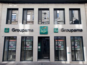 Comme Un Trait architecture Sarthe rénovation d'une agence commerciale institution d'assurance Groupama La Ferté Macé façade