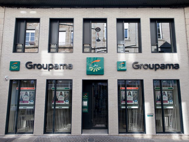 Comme Un Trait architecture Sarthe rénovation d'une agence commerciale institution d'assurance Groupama La Ferté Macé façade