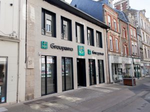 Comme Un Trait architecte Pays de la Loire rénovation d'une agence commerciale institution d'assurance Groupama La Ferté Macé façade